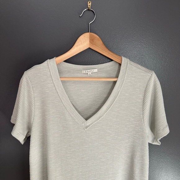 Z Supply Women Seafoam Green Deep V Neck Ribbed Tee Shirt with Scoop Hem Large - Picture 2 of 5